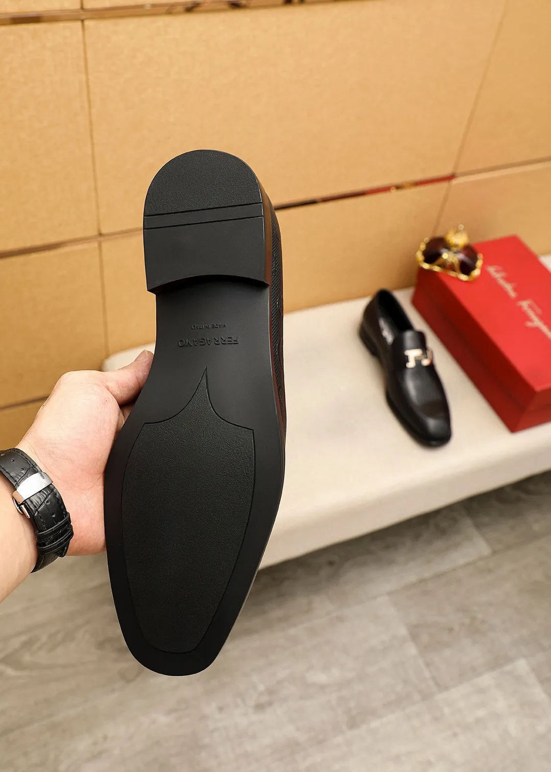Men's shoes 💰480 💐 Product trademark: Ferragamo "Ferragamo" casual leather shoes Regular size: 38-44 (45.46🉑️customized) Product materials: Selected imported first-layer cowhide embossed upper + luxury hardware buckle, imported water-dyed cowhide leather lining. Strong three-dimensional visual effect, original rubber outsole Color: 1⃣️color optional